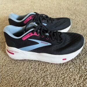 Brooks Ghost Max tennis shoes